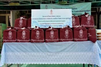 สมาคมสภาสังคมสงเคราะห์ฯ มอบอาหารกล่อง  แก่ผู้ประสบความเดือดร้อนในชุมชนเขตบางแค