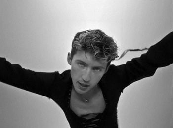 ‘Troye Sivan’  เสิร์ฟซีนรักแซ่บยั่วเร้าอารมณ์  ใน MV ‘Angel Baby’