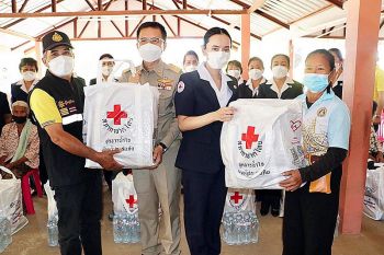 \'พ่อเมืองร้อยเอ็ด\'ลงพื้นที่มอบถุงชุดธารน้ำใจ ช่วยผู้ประสบภัยน้ำท่วม