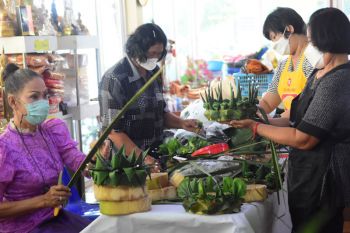 ประชาชนร่วมใจประดิษฐ์กระทง ที่วัดบัวแก้วศรัทธาธรรม