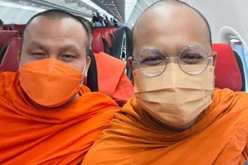 งานสุดท้ายในผ้าเหลือง \'2พส.\'ชื่อดังแชะรูปคู่บนเครื่องบินหลังกำหนดวันสึก
