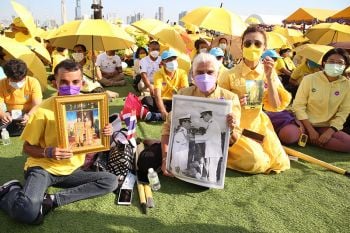 พสกนิกรเฝ้ารับเสด็จฯ\'ในหลวง-พระราชินี\'ทรงวางศิลาฤกษ์พระบรมราชานุสาวรีย์ ร.9 (ประมวลภาพ)