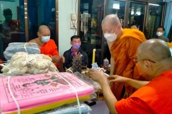 สมเด็จพระมหารัชมงคลมุนีอธิษฐานจิตปลุกเสกวัตถุมงคล‘นรสิงห์ปราบมาร’