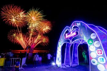 เก็บตก! \'พลุปีใหม่\' 2565 ในงาน ‘Hua Hin Beach Camp Countdown 2022 presented by Chang’