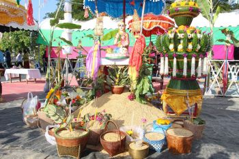 \'ชาวลาวเวียง\' เมืองโอ่งร่วมพิธีสืบสานประเพณีสู่ขวัญข้าวพระแม่โพสพ
