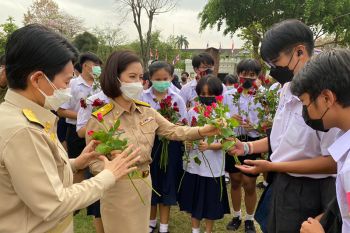 \'ตรีนุช\'ย้ำรักอย่างมีสติ หลัง นร.-นศ.-ครู เข้ามอบดอกกุหลาบเป็นกำลังใจ วันวาเลนไทน์