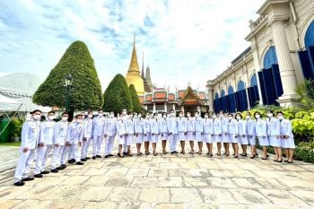 โปรดเกล้าฯ องคมนตรี มอบประกาศนียบัตรชั้นสูงกิตติมศักดิ์ พร้อมเข็มพระปกเกล้า