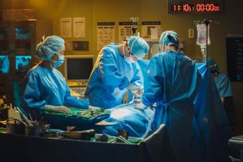ความวุ่นวายบังเกิด เมื่อสองหมอ ‘เรน-คิมบอม’ รวมร่างใน ‘Ghost Doctor’