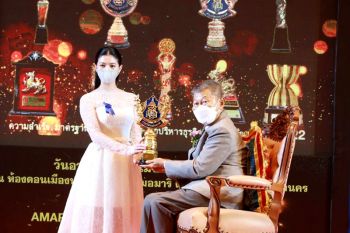 ‘แคท-ซอนญ่า’เข้ารับรางวัลแห่งชาติ Thai Awards