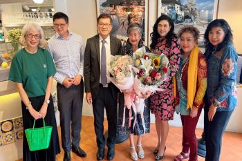 อธิบดีศาลเยาวชนและครอบครัวกลางมอบช่อดอกไม้แสดงความยินดีกับประธานสภาสตรีแห่งชาติ