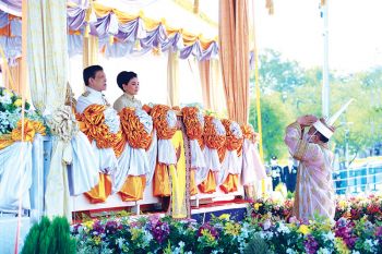เสี่ยงทายแรกนาขวัญ  ‘พระโค’กินถั่ว น้ำ หญ้า เหล้า  น้ำท่าบริบูรณ์/เศรษฐกิจรุ่งเรือง