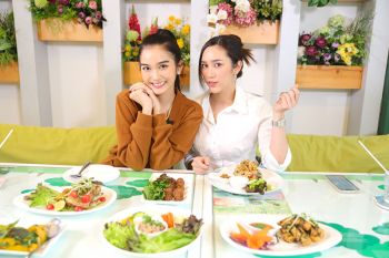 ‘จานเด็ด 7 เรื่องเมาท์’คุยกระจายกับ‘พระพาย-รมิดา’  พาลุยตามรอยร้านอร่อยสุขภาพ