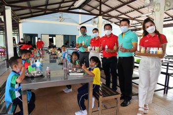 โลตัสจับมือซีพี-เมจิรับวันดื่มนมโลกชวนคนไทยดื่มนม ต่อยอดโครงการอาหารดีพี่ให้น้อง