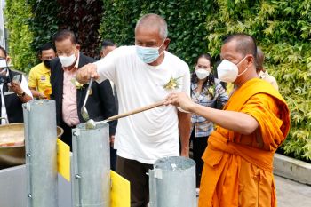 สวนนงนุชพัทยาสืบสานวัฒนธรรมไทยจัดกิจกรรมหล่อเทียนพรรษา 9 ต้น ถวาย 9 วัด