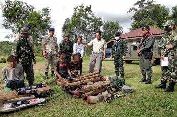 จนท.ศรีสะเกษ สนธิกำลังรวบ 3 เขมรลอบตัดไม้ฝั่งไทย