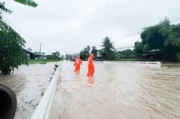 น้ำท่วมถนนนครไทย-น้ำคลาด แขวงทางหลวงพิษณุโลกจัด จนท.ดูแลผู้ใช้เส้นทาง