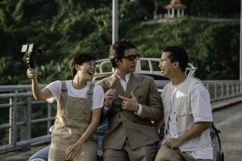 ‘ว่าน-ธนกฤต’ ส่งเพลงรักสุดหวาน ‘จักรวาลชุบแป้งทอด’ พร้อมชวน ‘เฟิด-แม็กซีน’ มาโชว์โมเม้นท์ดีร่วมกัน