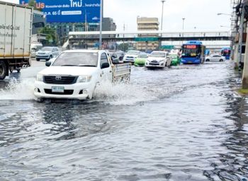 ผบ.ทบ.สั่งกำลังพลพร้อมรับมือ  ฝนถล่มทั่วประเทศ  อุตุฯเตือนไทยยังมีฝนต่อเนื่อง