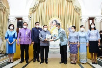 ‘ประวิตร’รับมอบหนังสือ‘ทศชาติ ปณิธานมหาบุรุษไม่เปลี่ยนแปลง’