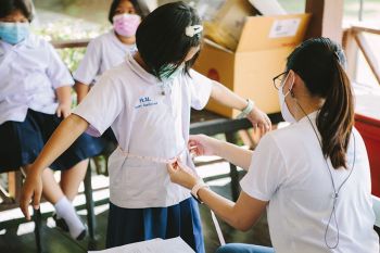 ‘ตัดเสื้อน้องแต่พอตัว’ ลดความเหลื่อมล้ำ แก้ปัญหาขาดแคลนชุด นร.อย่างยั่งยืน