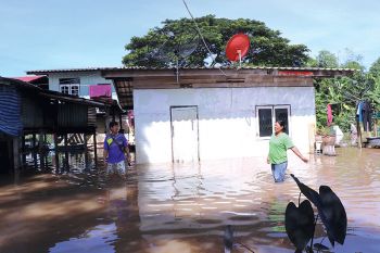 ‘อ่างทอง’อ่วม  บ้านจมบาดาล600หลัง  หลังเขื่อนเพิ่มระบายน้ำ