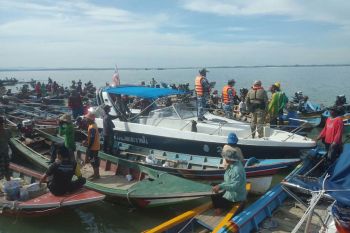ล้อมเรือเจ้าหน้าที่!ประมงปัตตานีขวางห้ามใช้เครื่องยนต์‘คราดหอยแครง’