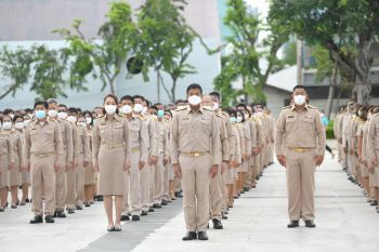 ‘ชัชชาติ’ ยกทัพ กทม.เข้าแถว ‘เคารพธงไทย’ อย่างภาคภูมิ เนื่องในวันพระราชทานธงชาติไทย
