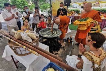 \'วัดกลาง\'บุรีรัมย์จัดงานสืบสานประเพณี\'กวนข้าวทิพย์\'วันออกพรรษา