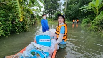 ‘จูน-นาตาชา’รุดลงพื้นที่น้ำท่วมซับน้ำตา และให้กำลังใจชาวบ้านผู้ประสบภัย