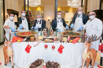 สุทธิเกียรติ จิราธิวัฒน์ นำทีมผู้บริหารและเชฟ ทำเค้กสโตเลนฉลองเทศกาลคริสต์มาส