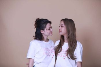 ทำความรู้จัก 2 นางเอกสาว  ‘ฟรีน-เบ็คกี้’ จาก ‘ทฤษฎีสีชมพู’  ซีรี่ส์ Girls Love (GL) เรื่องแรกของไทย  จากค่าย IDOLFACTORY