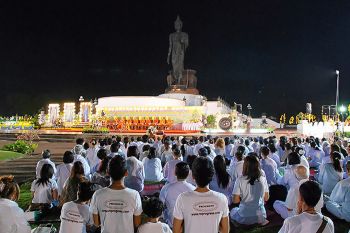 ภูมิบ้านภูมิเมือง : \'สวดมนต์ไหว้พระข้ามปี\'ภูมิพุทธมงคลวันขึ้นปีใหม่