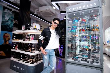 ‘ปาล์ม ศุภชัย’ ชวนสายสปอร์ตอัพเดทคอลเลกชั่นแว่น ‘Oakley’ ที่ ‘แว่นท็อปเจริญ’