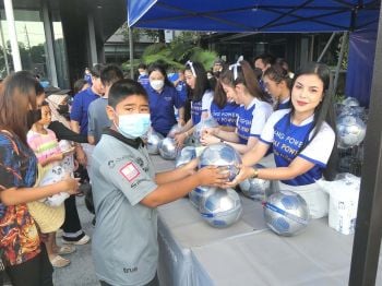 คิงเพาเวอร์มอบบอลแสนลูกวันเด็ก