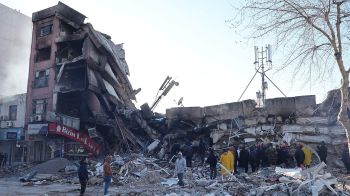 ตุรกีแผ่นดินไหวซ้ำ ขนาด 5.6 อาคารบ้านเรือนพังถล่มนับร้อย