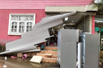 ‘พายุฤดูร้อน’ซัดถล่มร้านค้าที่ชัยภูมิพังยับเยิน