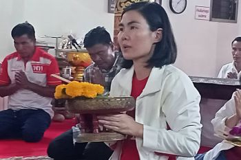 \'น้องแพร\'ผู้สมัคร ส.ส.อุบลฯเขต 6 เพื่อไทยเบอร์ 8 พึ่งสิ่งศักดิ์สิทธิ์ก่อนลุยหาเสียง