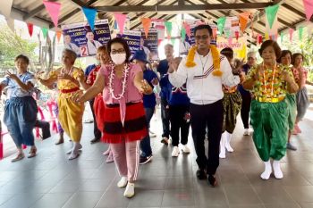 แฟนคลับรุ่นใหญ่แห่กรี๊ด ผู้สมัคร‘รทสช.’เขต6นนทบุรี โชว์สเต็ปรำวง-ไทเก๊ก
