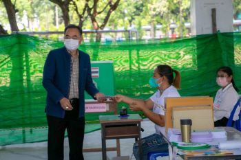 ‘ผู้ว่าฯสิงห์บุรี’ใช้สิทธิเลือกตั้งล่วงหน้า ย้ำรถหาเสียงห้ามเข้าใกล้จุดลงคะแนน