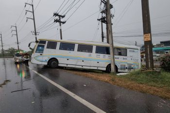 ฝนตกรถทัวร์\'ระยอง-น่าน\'ไถลลื่น โชคดีผู้โดยสารปลอดภัย