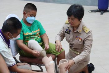 มูลนิธิขาเทียม ในสมเด็จพระศรีนครินทราบรมราชชนนี มอบขาเทียมพระราชทาน