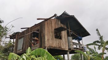 พายุฤดูร้อนพัดถล่มศรีสะเกษ บ้านพังยับเยิน พ่อ-แม่-ลูกรอดตายหวุดหวิด