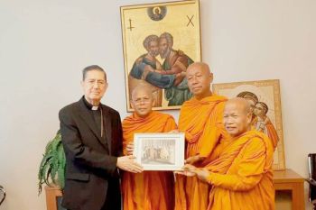 พระสุธรรมนำทีมเดินเพื่อนสันติภาพ เยี่ยมคารวะผู้แทนสมเด็จพระสันตะปาปา ณ นครวาติกัน