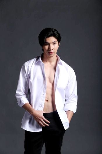 ‘หล่งซื่อ ลี’ กับความท้าทายของการรับบทผู้ชายขายน้ำ  ในภาพยนตร์ ‘นะหน้าทอง’