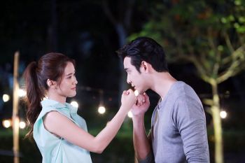 ‘วี’ กำกับ ‘เมฆ-แพรว’ สารภาพรักใต้แสงจันทร์