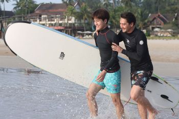 พักดราม่าสู่โหมดแฟมิลี่แมน ‘อนันดา’ สอน ‘แม็ค ณัฐพัชร์’ เล่นเซิร์ฟสุดคูล!