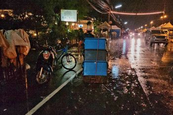 ฝนถล่มเมืองบุรีรัมย์ ร้านค้า‘ถนนคนเดินเซราะกราว’เก็บของวุ่น