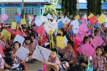 โรงเรียนอนุบาลเมืองราชบุรีสอนนักเรียนทำ\'ว่าว\'เพื่อการอนุรักษ์\'ว่าวไทย\'