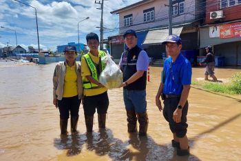 ผส.ทล.4 ลงพื้นที่ติดตามน้ำท่วมสุโขทัย มอบสิ่งของเพื่อเป็นขวัญกำลังใจเจ้าหน้าที่ที่ปฏิบัติงาน