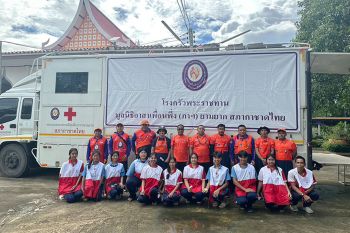 มูลนิธิอาสาเพื่อนพึ่ง (ภาฯ) ยามยาก สภากาชาดไทย ประกอบอาหารช่วยเหลือผู้ประสบอุทกภัยจังหวัดสุโขทัย